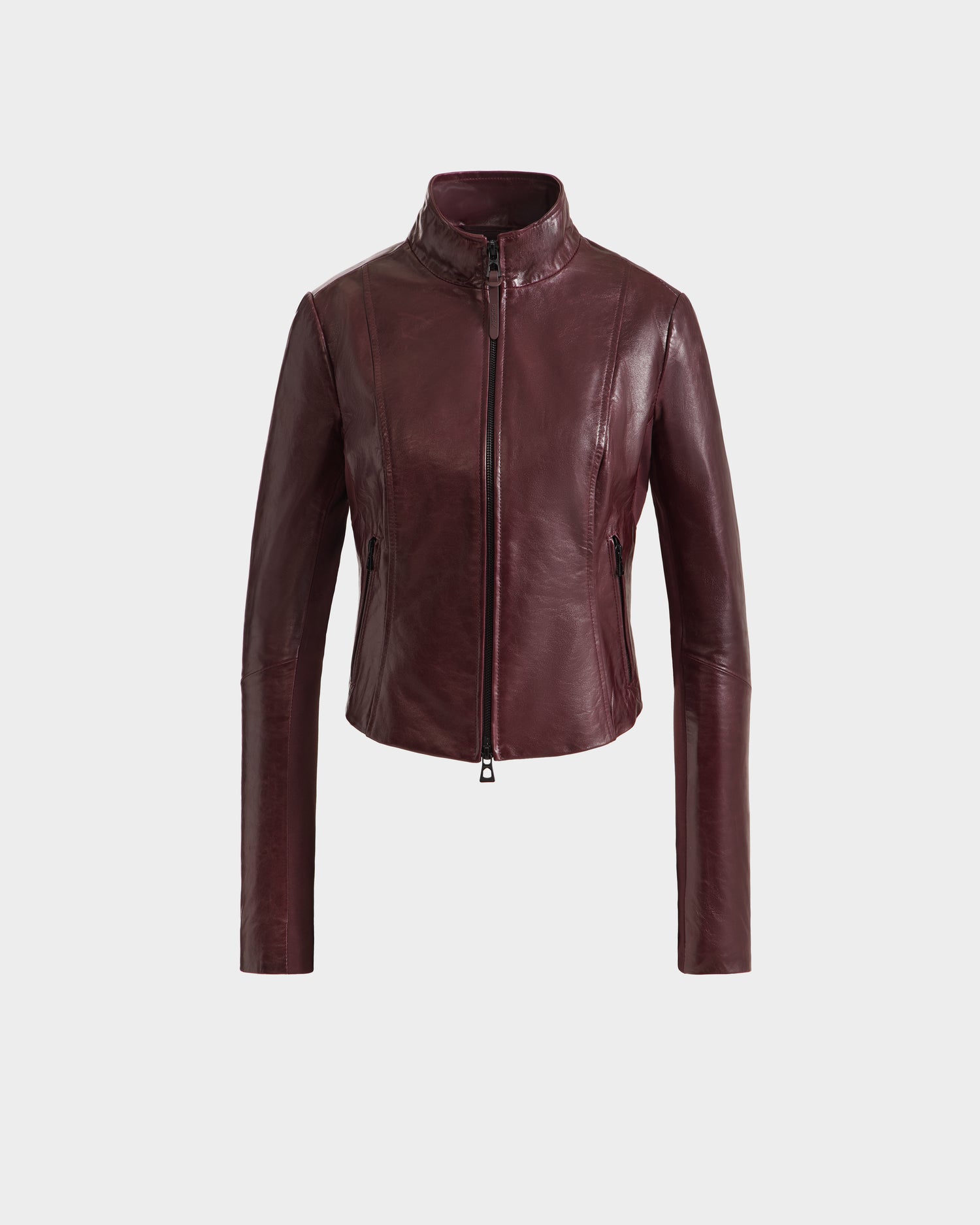 The ABIGAIL - 8124560 Bordeaux by Rudsak is a women’s fitted leather racer jacket in burgundy, featuring a front zipper, high collar, and long sleeves, shown on a plain white background.