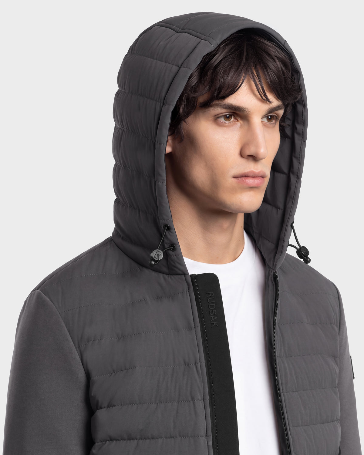 A person wearing a grey DEE MAT - 6124028 lightweight hybrid down jacket over a white t-shirt.