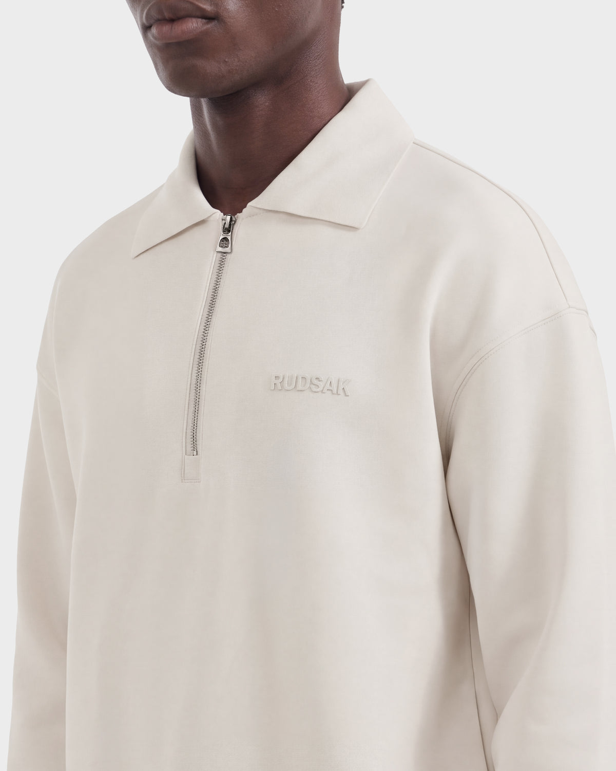 Rudsak IDRIS - 6526500 Vanilla off-white long-sleeve quarter-zip polo sweater with a collar, a relaxed silhouette, and a brand logo on the chest.