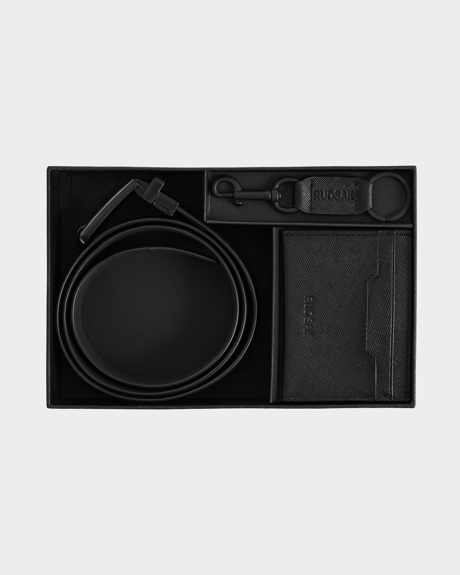The Rudsak RYLIE - M424500 Black men's box set includes a reversible leather belt and wallet, elegantly packaged in a gift box.