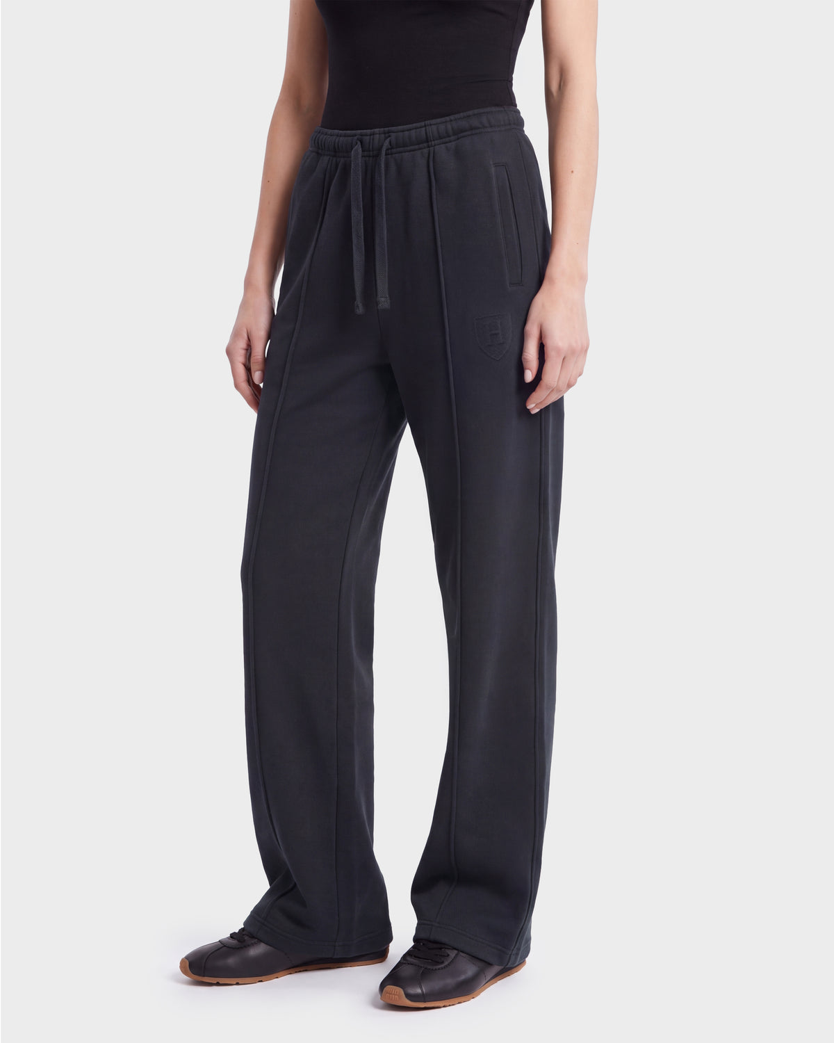 A person wearing Rudsak GAELLE HV - H526902 Titanium black heavyweight jersey jogger sweatpants with a drawstring waist, standing against a plain white background. Only the lower half of the body is visible.