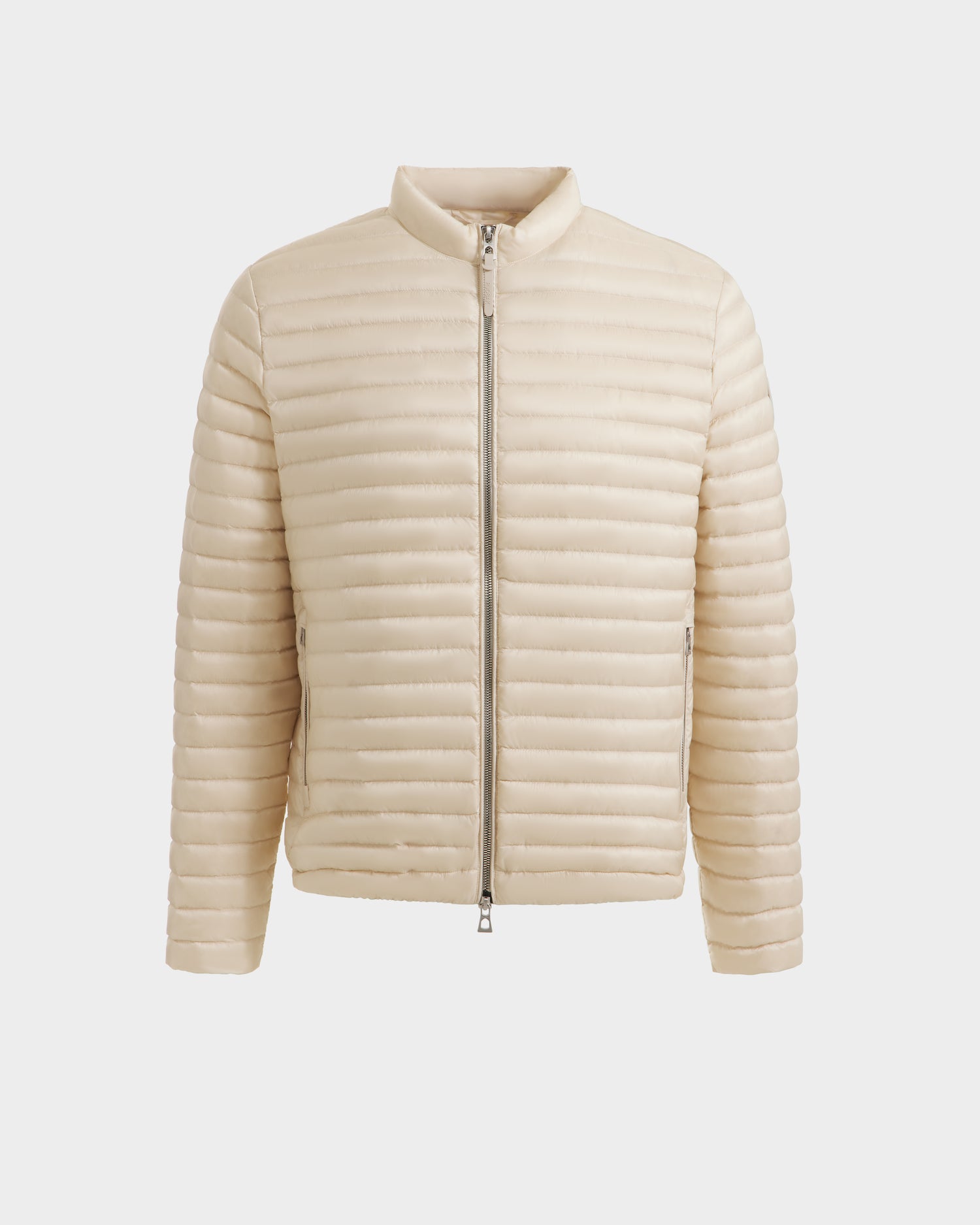 The Rudsak REYMOND M - M125523 Vanilla is a beige quilted men’s down jacket with horizontal stitching, long sleeves, a front zipper, and a short collar, made from recycled nylon and filled with RDS-certified down.